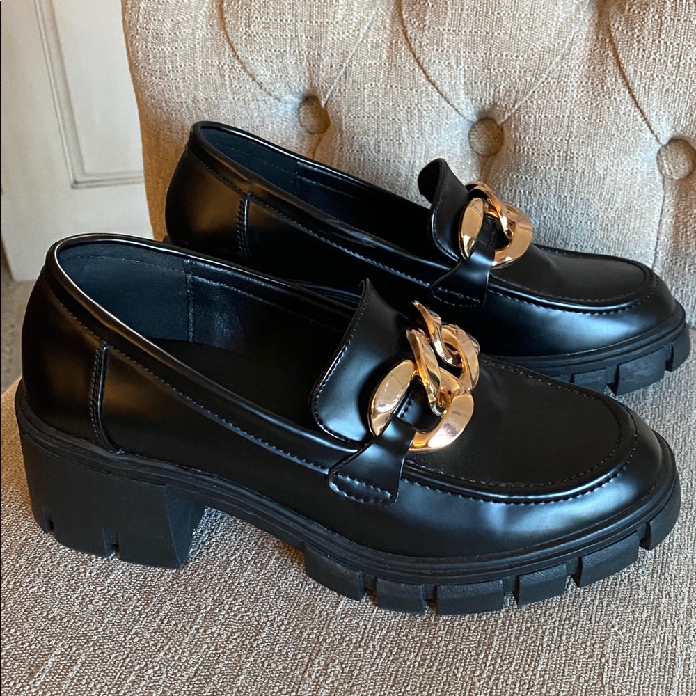Black Platform Ladies NWOT Black Chunky Loafers with Gold Chain / Size 7